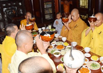 Quảng Trị: Đạo hữu và GĐPT chùa Quy Thiện cúng dường An cư tại chùa Phật học.