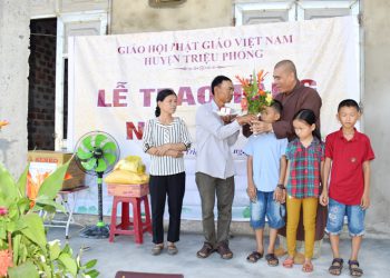 Quảng Trị: Phật giáo Triệu Phong trao tặng nhà Từ bi