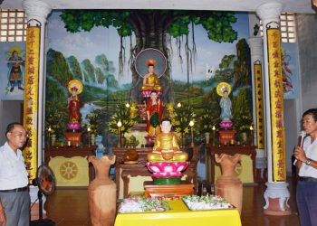 GĐPT Quy Thiện tổ chức lễ cài hoa và viếng nhà bia tưởng niệm xã Hải Quy.