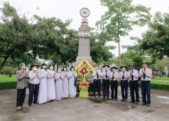 GĐPT Việt Nam dâng hương, dâng hoa Chư vị Tổ sư, chư Thánh tử đạo, tượng đài Bác Tâm Minh – Lê Đình Thám tại tỉnh Thừa Thiên Huế