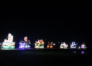 HẢI LĂNG:  DIỄU HÀNH XE HOA CÚNG DƯỜNG ĐẠI LỄ PHẬT ĐẢN